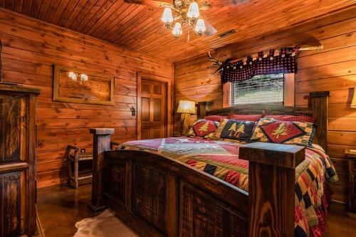 Base Camp Experience, Hottub, Jettedtubs, Grill, Great Location, Wifi