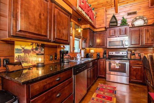 Base Camp Experience, Hottub, Jettedtubs, Grill, Great Location, Wifi