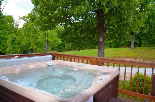 Base Camp Experience, Hottub, Jettedtubs, Grill, Great Location, Wifi