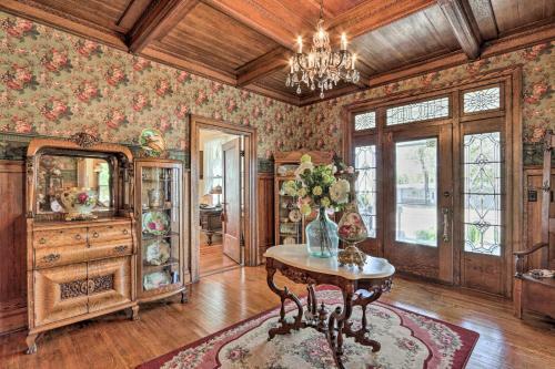 Historic, Salem Home Fit For Large Groups!