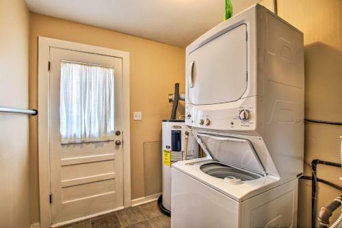 Cottage With Yard, Walk To Historic Attractions!