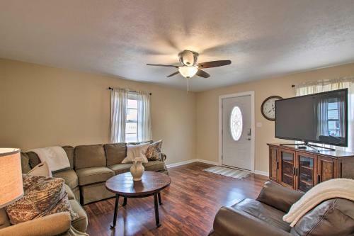 Cottage With Yard, Walk To Historic Attractions!
