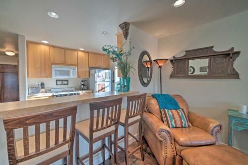 Rustic Ennis Townhome With Balcony - Walk To Downtown