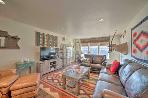 Rustic Ennis Townhome With Balcony - Walk To Downtown