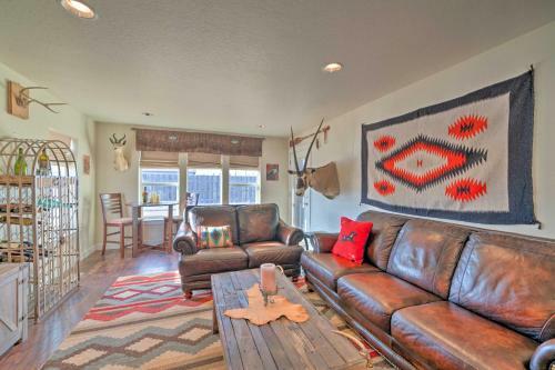 Rustic Ennis Townhome With Balcony - Walk To Downtown