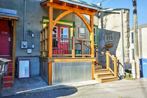 Walkable Studio Apartment In Downtown Livingston!