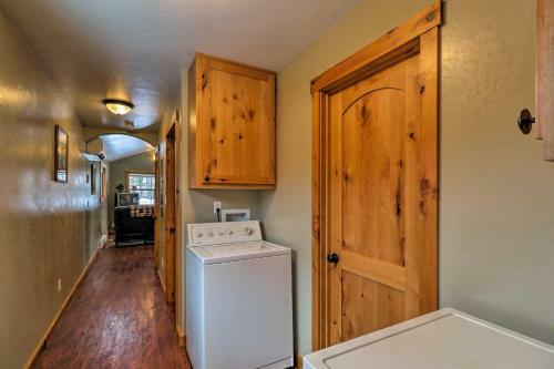 Hungry Horse Cabin With Patio And Fire Pit-near Glacier