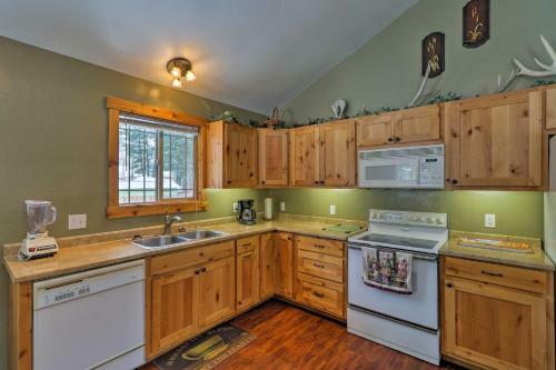 Hungry Horse Cabin With Patio And Fire Pit-near Glacier