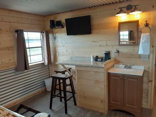 Motel Glacier Acres Guest Ranch