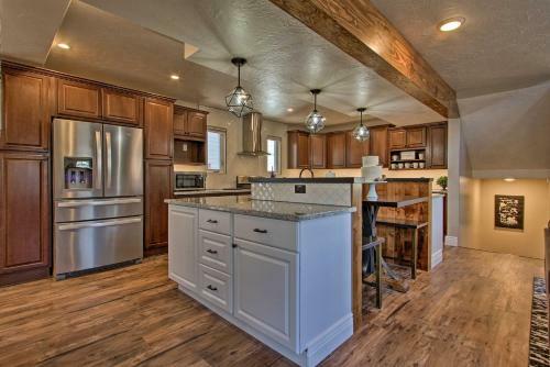 Spacious Home With Hot Tub, About 3 Mi To Giant Springs!