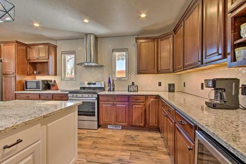 Spacious Home With Hot Tub, About 3 Mi To Giant Springs!