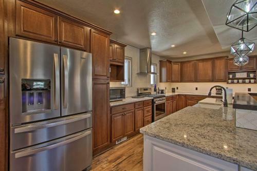 Spacious Home With Hot Tub, About 3 Mi To Giant Springs!