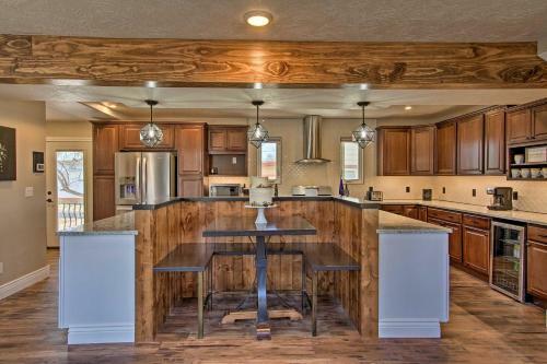 Spacious Home With Hot Tub, About 3 Mi To Giant Springs!