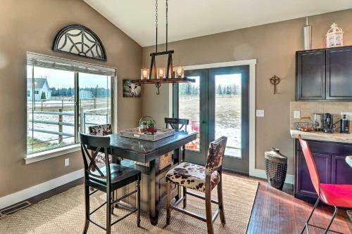 Rustic Glacier Gem With Mountain Views And Patio