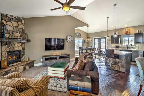 Rustic Glacier Gem With Mountain Views And Patio