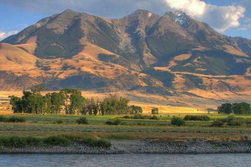 The Lovely Trout House On The Yellowstone River