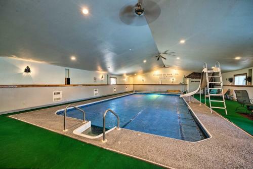 Unique Cabin With Indoor Pool And Mountain Views!