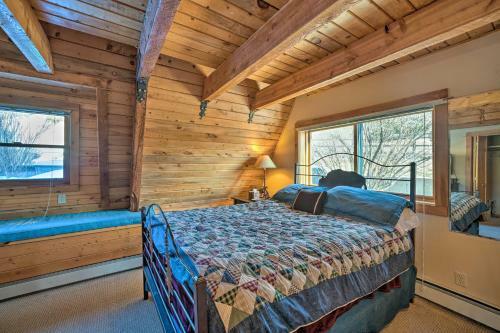 Unique Cabin With Indoor Pool And Mountain Views!