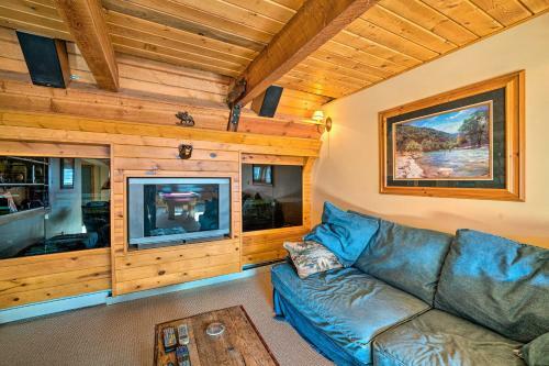 Unique Cabin With Indoor Pool And Mountain Views!