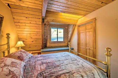 Unique Cabin With Indoor Pool And Mountain Views!