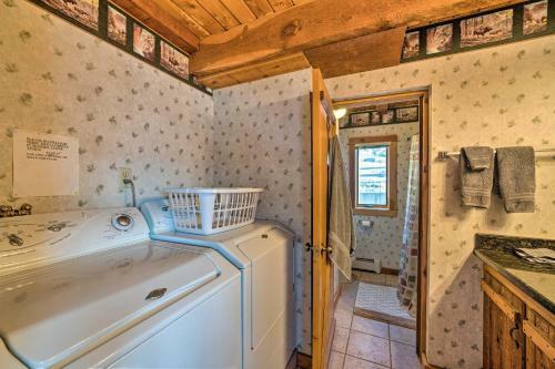 Unique Cabin With Indoor Pool And Mountain Views!