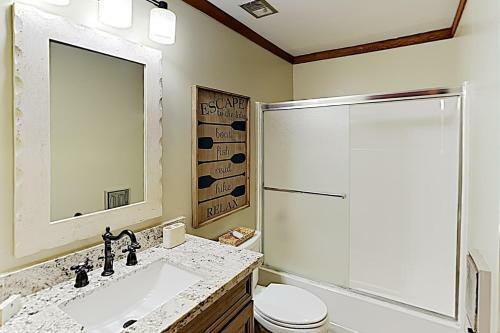 Brookside Townhome: 3 Beaches & Skiing Nearby Townhouse