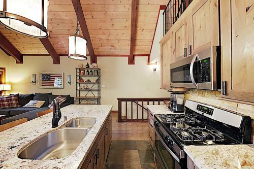 Brookside Townhome: 3 Beaches & Skiing Nearby Townhouse