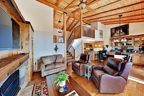 Apartamento Luxury Retreat - Panoramic Lake & Mountain Views Condo