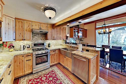 Apartamento Luxury Retreat - Panoramic Lake & Mountain Views Condo