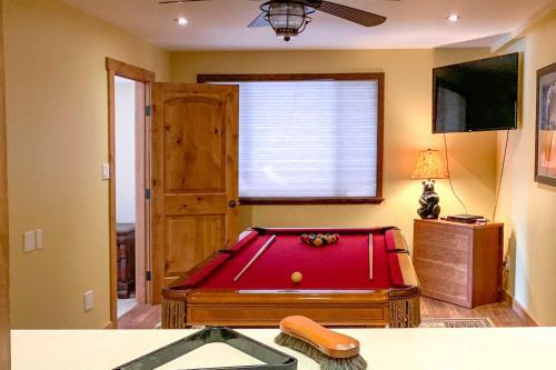 Expansive Tahoe Escape With Hot Tub Ski And Hike