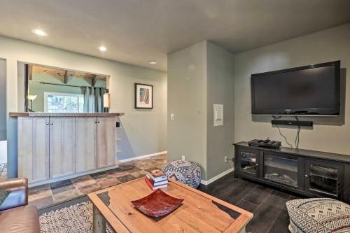 Rustic Townhouse With Fireplace, Less Than 1mi To Ski!