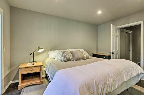 Rustic Townhouse With Fireplace, Less Than 1mi To Ski!