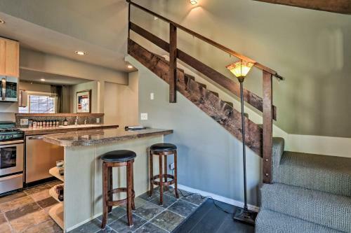 Rustic Townhouse With Fireplace, Less Than 1mi To Ski!