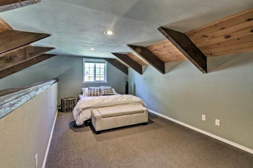 Rustic Townhouse With Fireplace, Less Than 1mi To Ski!