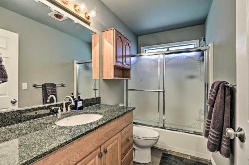 Rustic Townhouse With Fireplace, Less Than 1mi To Ski!