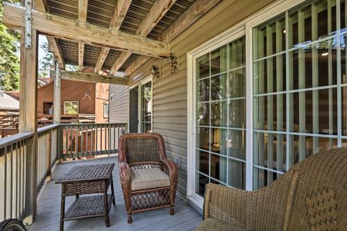 Rustic Townhouse With Fireplace, Less Than 1mi To Ski!