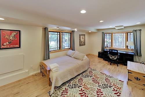 Immaculate Forest Home With Hot Tub - No Pets Home