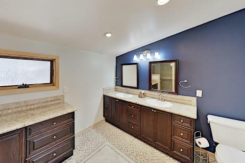 Immaculate Forest Home With Hot Tub - No Pets Home