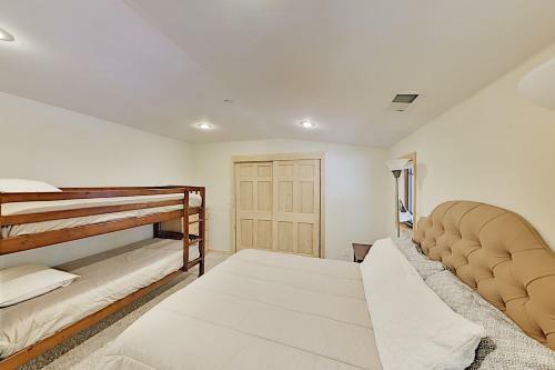 Immaculate Forest Home With Hot Tub - No Pets Home
