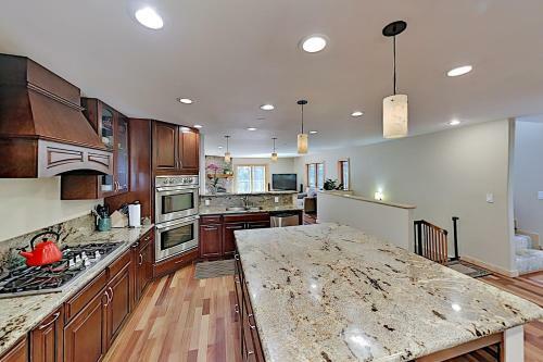 Immaculate Forest Home With Hot Tub - No Pets Home