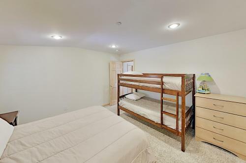 Immaculate Forest Home With Hot Tub - No Pets Home