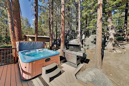 Immaculate Forest Home With Hot Tub - No Pets Home