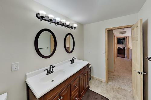 Immaculate Forest Home With Hot Tub - No Pets Home
