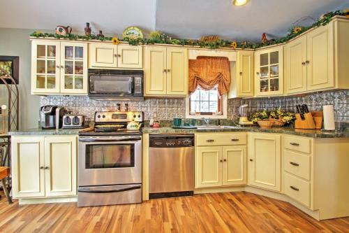 Charming Retreat About 1 Mile To Ossipee Lake Marina!