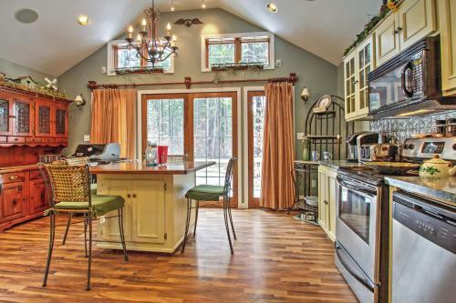 Charming Retreat About 1 Mile To Ossipee Lake Marina!