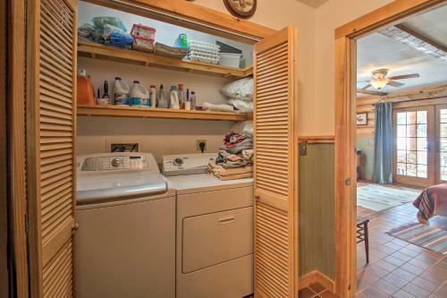 Waterfront Conway Lake Cabin With Deck And Fire Pit!