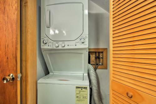 White Mtns Townhome With Pvt Deck And Pool Access