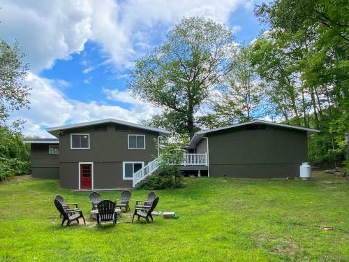 Great Location. Sleeps 10. Hot Tub. Updated