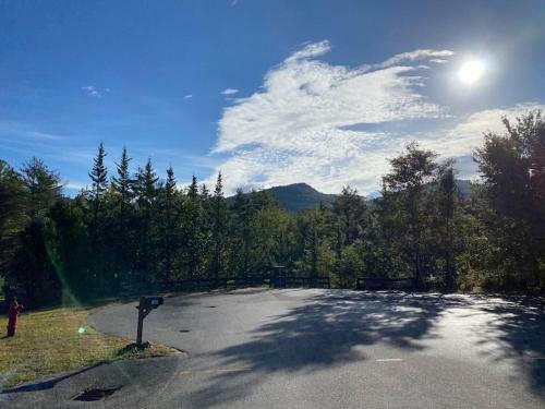 Great Location. Sleeps 10. Hot Tub. Updated