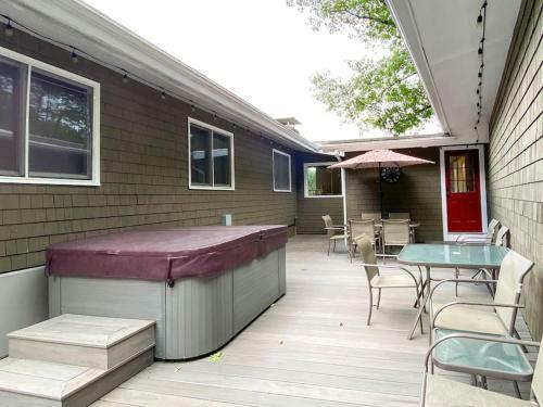 Great Location. Sleeps 10. Hot Tub. Updated